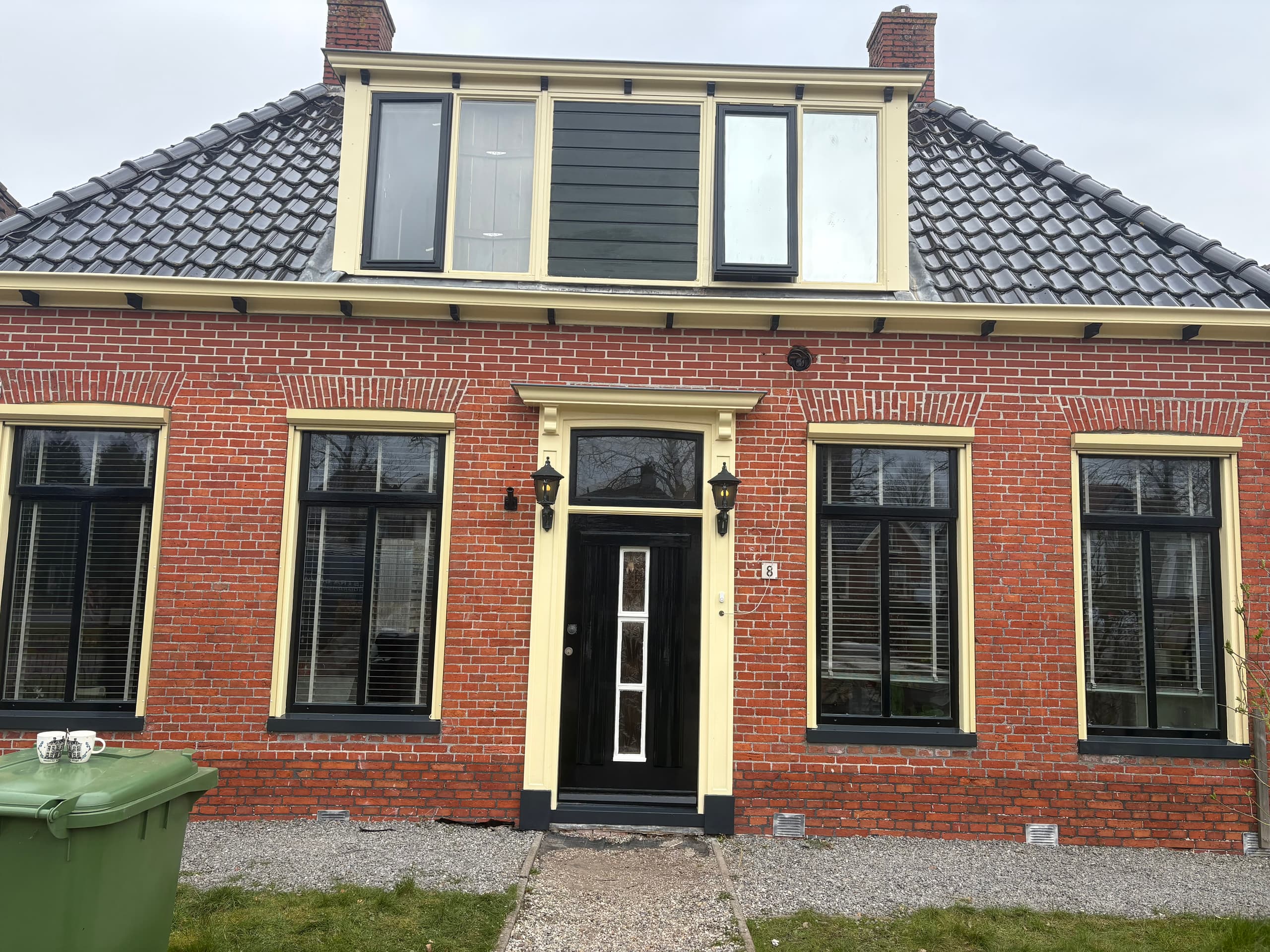 Buitenschilderwerk in Grypskerk in Grypskerk